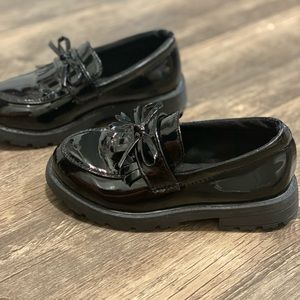 Girl’s slip on shiny black Loafers!